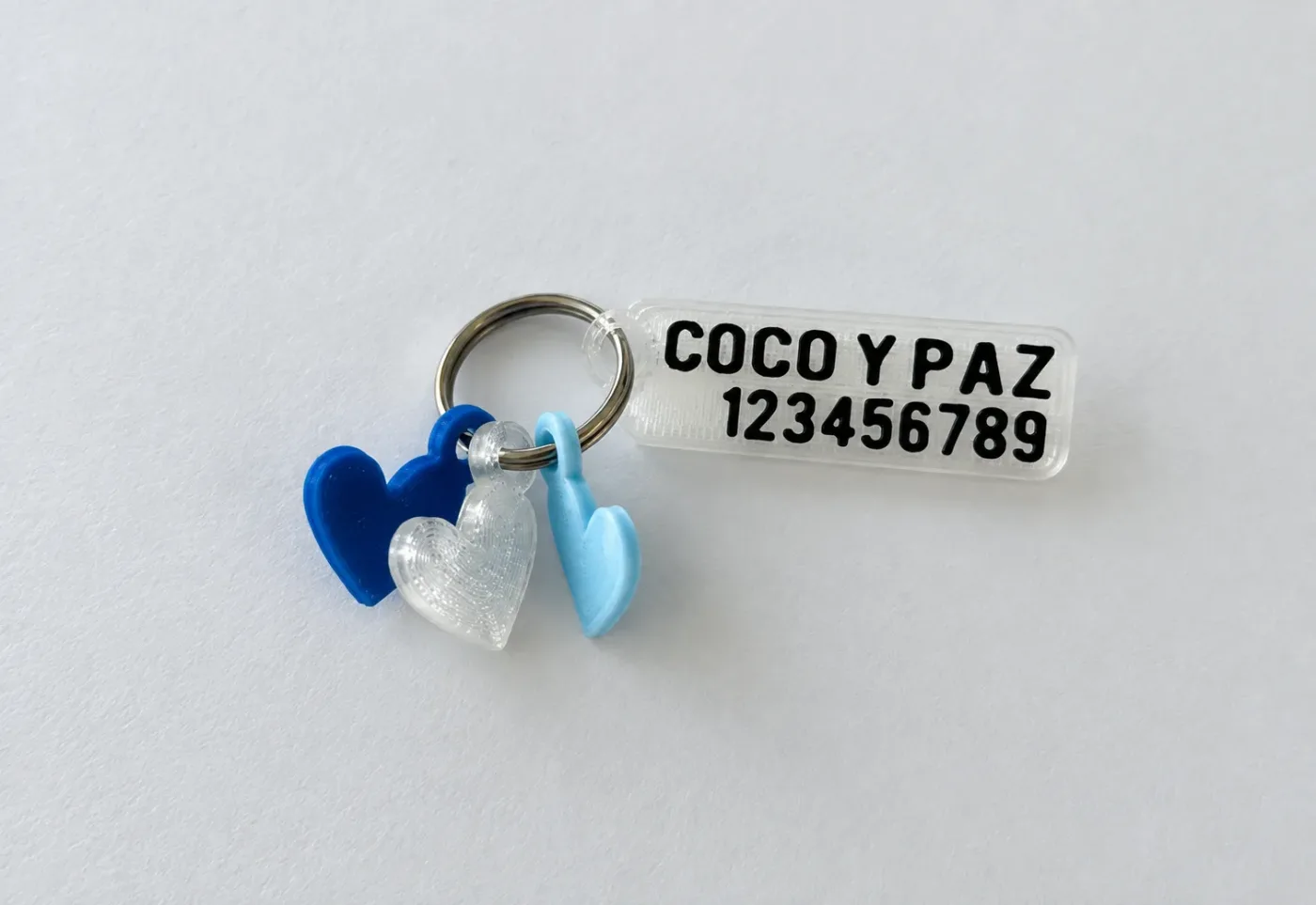 Chapita transparente con dijes