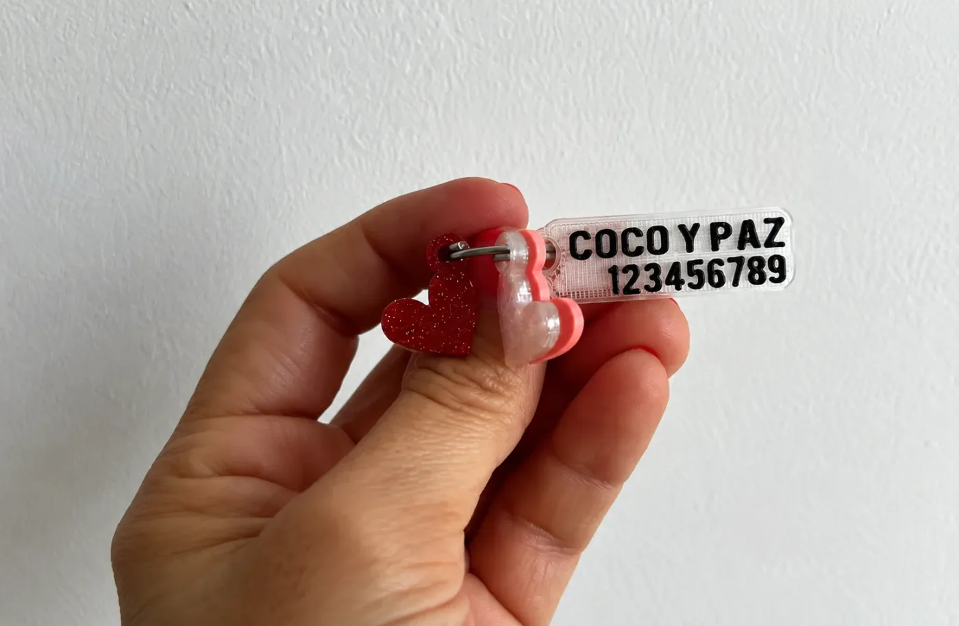 Chapita transparente con dijes